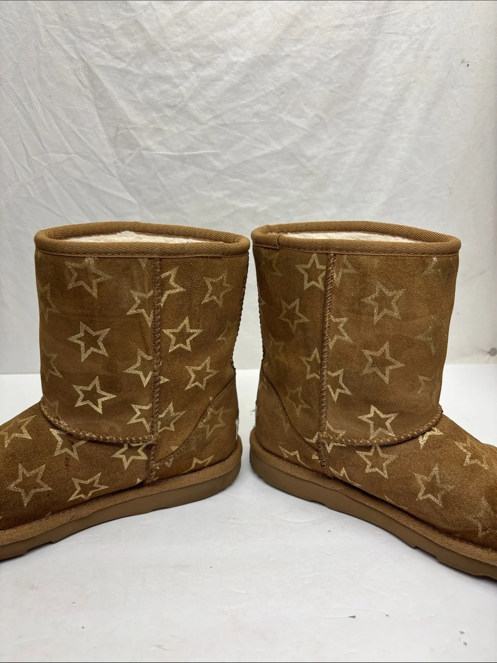 UGG star print, size 4 big girl, box 72